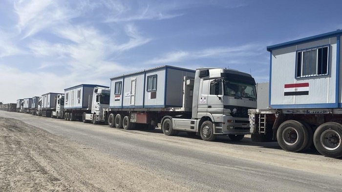 Truk Bantuan Siap Masuk Gaza, Angkut Rumah Sementara-Alat Berat Scores of trucks carrying mobile homes line up on the Egyptian side of the Rafah crossing in preparation for entering Gaza, at the Rafah border crossing, Egypt, Tuesday, Feb. 18, 2025. (AP Photo/Mayar Mokhtar)