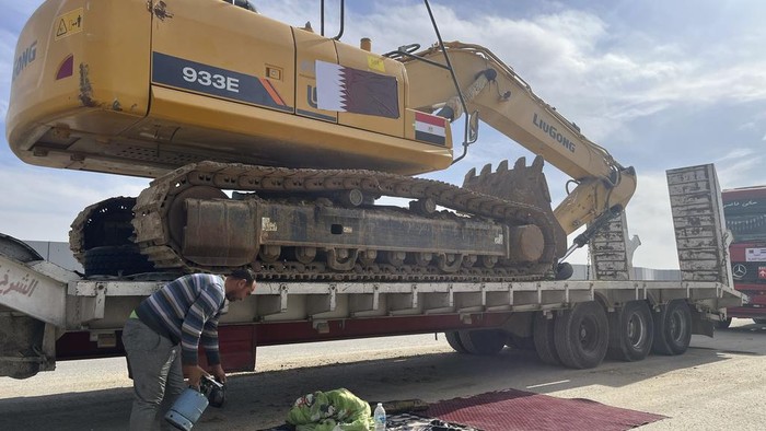 Truk Bantuan Siap Masuk Gaza, Angkut Rumah Sementara-Alat Berat Scores of trucks carrying mobile homes line up on the Egyptian side of the Rafah crossing in preparation for entering Gaza, at the Rafah border crossing, Egypt, Tuesday, Feb. 18, 2025. (AP Photo/Mayar Mokhtar)
