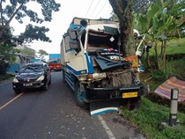Sopir Tabrakkan Truk ke Pohon di Jalan Denpasar-Gilimanuk gegara Rem Blong