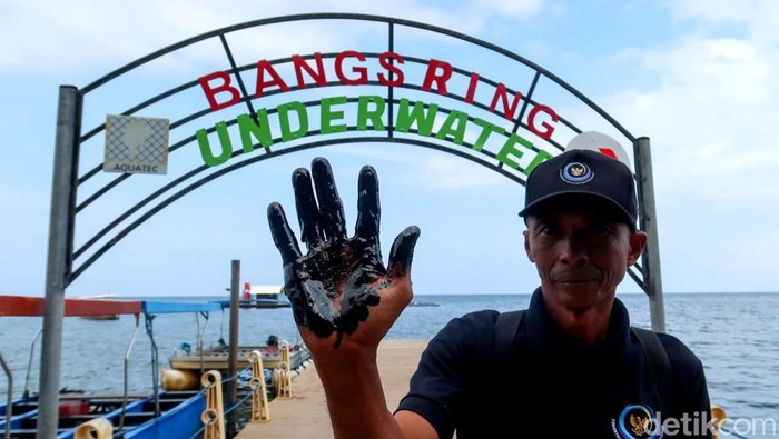 Tumpahan oli cemari kawasan konsevasi terumbu karang Bangsring Banyuwangi Tumpahan oli cemari kawasan konsevasi terumbu karang Bangsring Banyuwangi