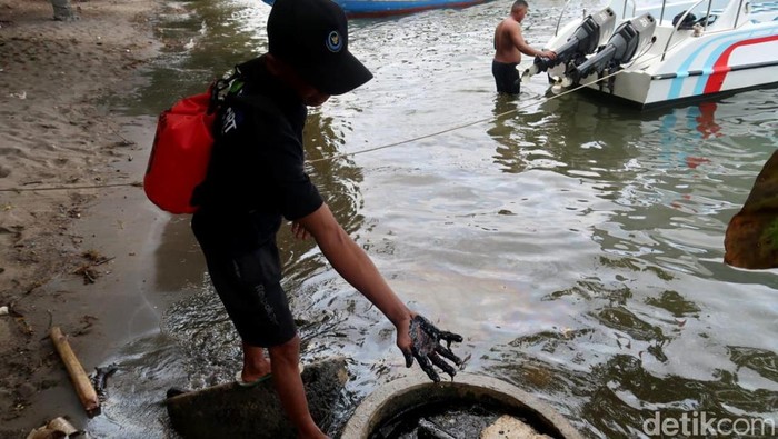 Tumpahan oli cemari kawasan konsevasi terumbu karang Bangsring Banyuwangi