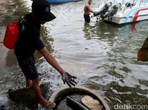 Duh! Pantai Bangsring Banyuwangi Tercemar Cairan Diduga Oli