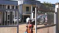 Rita Ninsiina, penyintas ebola, meninggalkan pusat isolasi di Rumah Sakit Rujukan Mulago di Kampala, Uganda, Selasa, (18/2/2025).   