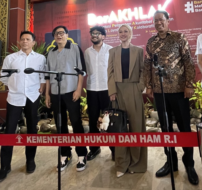 Ariel NOAH, Armand Maulana, Kunto Aji, Bunga Citra Lestari dan Menteri Hukum Supratman Andi Agtas di Kementerian Hukum.