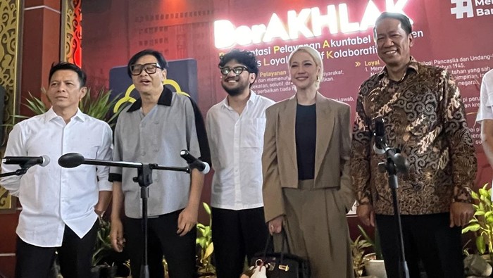 Ariel NOAH, Armand Maulana, Kunto Aji, Bunga Citra Lestari dan Menteri Hukum Supratman Andi Agtas di Kementerian Hukum.