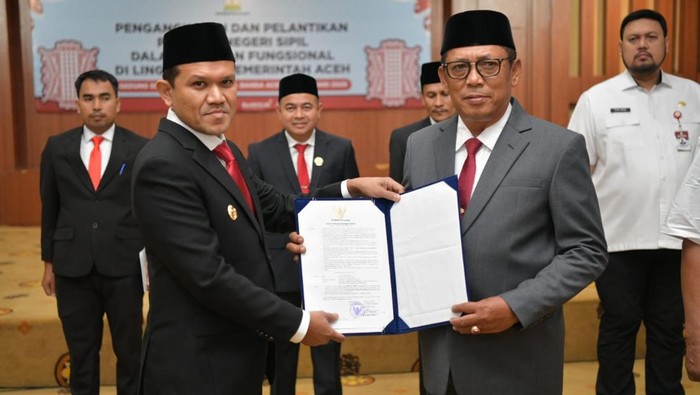 Wakil Gubernur Aceh Fadhlullah menyerahkan SK penunjukan Alhudri sebagai Plt Sekda Aceh. (Dok. Pemerintah Aceh)