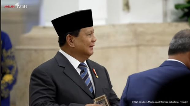 Wakil Kepala Badan Pengawasan Pembangunan dan Keuangan (BPKP) Agustina Arumsari tiba-tiba memberikan uang kertas beberapa lembar kepada Presiden Prabowo Subianto. Peristiwa ini terjadi usai dirinya dilantik di Istana Negara, Rabu (19/2/2025). (Dok. BPMI)