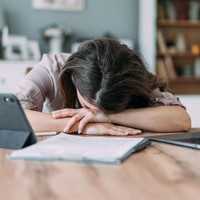 Gaji Tak Sesuai, Pegawai Ini Sengaja Tidur Siang 5 Jam di Meja Kerja