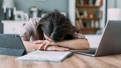 Gaji Tak Sesuai, Pegawai Ini Sengaja Tidur Siang 5 Jam di Meja Kerja