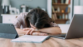 Gaji Tak Sesuai, Pegawai Ini Sengaja Tidur Siang 5 Jam di Meja Kerja