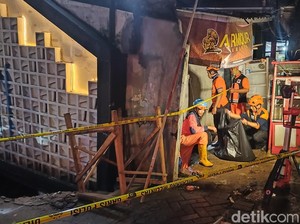 Video: Warung Madura di Malang Ambrol gegara Banjir, Penjaga Tewas Hanyut