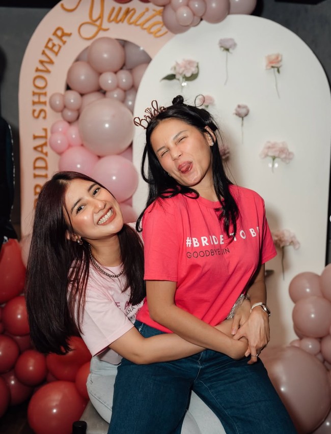 Salah satu rekan sesama artisnya, Fita Anggriani juga tampak hadir. Terlihat keduanya yang memamerkan pose kedekatan mereka. Foto: Instagram/@yunitasiregar