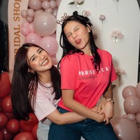 Salah satu rekan sesama artisnya, Fita Anggriani juga tampak hadir. Terlihat keduanya yang memamerkan pose kedekatan mereka. Foto: Instagram/@yunitasiregar