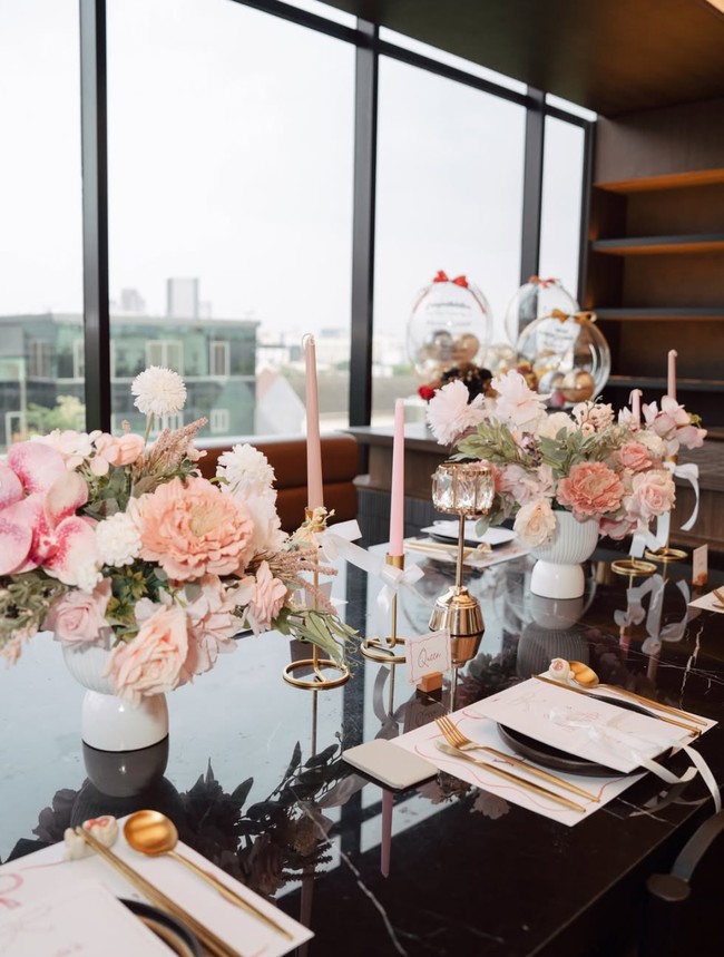 Berlokasi di sebuah restoran Korea, tempat kejutan bridal shower Yunita tampak sudah didekorasi cantik. Meja panjang tempat makan-makannya bersama para sahabat dihiasi dengan lilin dan bunga-bunga yang didominasi warna baby pink. Foto: Instagram/@yunitasiregar