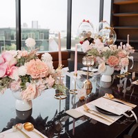 Berlokasi di sebuah restoran Korea, tempat kejutan bridal shower Yunita tampak sudah didekorasi cantik. Meja panjang tempat makan-makannya bersama para sahabat dihiasi dengan lilin dan bunga-bunga yang didominasi warna baby pink. Foto: Instagram/@yunitasiregar