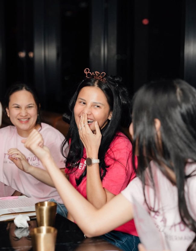 Acara bridal shower tersebut tampak begitu seru. Yunita bersama para sahabatnya asik mengobrol dan tertawa. Foto: Instagram/@yunitasiregar