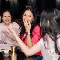 Acara bridal shower tersebut tampak begitu seru. Yunita bersama para sahabatnya asik mengobrol dan tertawa. Foto: Instagram/@yunitasiregar