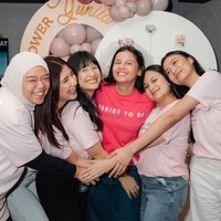 Sebelum resmi dinikahi produser film, Wicky Victor Olindo, Yunita Siregar mendapat kejutan bridal shower dari para sahabatnya. Didominasi warna pink, pemeran Kaluna dalam film Home Sweet Loan itu tampak begitu bahagia dikelilingi orang-orang tersayang. Foto: Instagram/@yunitasiregar