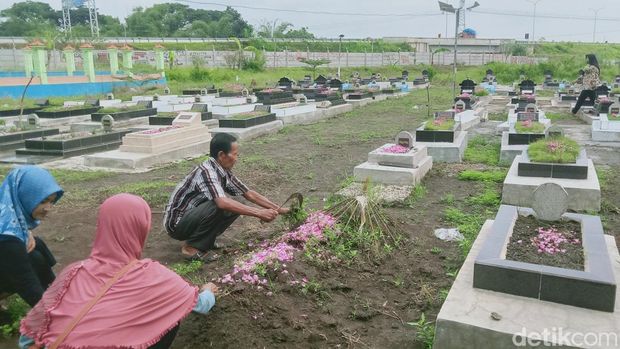 Warga berziarah di makam terdampak proyek tol Desa Ngabeyan, Kecamatan Karanganom, Klaten.