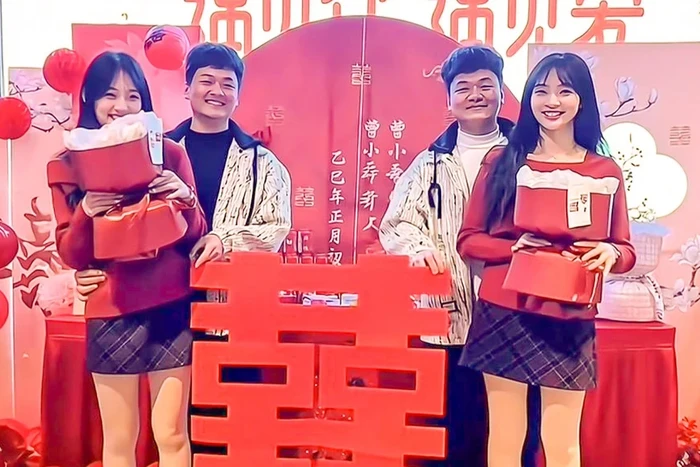 2 Pasangan Kembar Tunangan