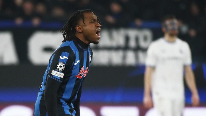 Soccer Football - Champions League - Knockout Phase Playoff - Second Leg - Atalanta v Club Brugge - Gewiss Stadium, Bergamo, Italy - February 18, 2025 Atalantas Ademola Lookman celebrates scoring their first goal REUTERS/Alessandro Garofalo