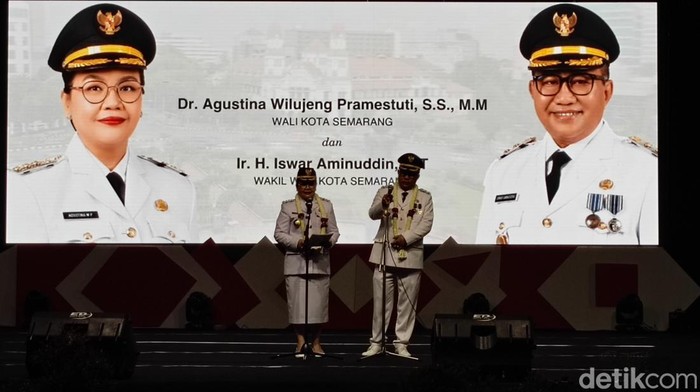 Agustina - Iswar digerudug warga dan melaksanakan Sertijab di Balai Kota Semarang.