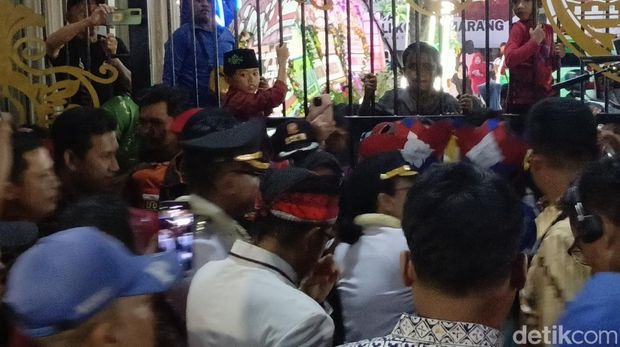 Agustina-Iswar digerudug warga dan melaksanakan Sertijab di Balai Kota Semarang.