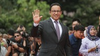 Anies melambaikan tangan dan menyapa para wartawan serta yang hadir di Balai Kota.