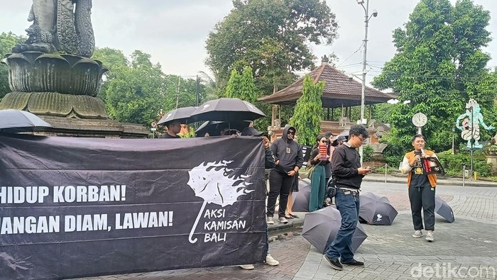 Aksi Kamisan Suasana Aksi Kamisan Bali 031: Indonesia Gelap pada Kamis (20/2/2025) di kawasan Patung Catur Muka Denpasar.