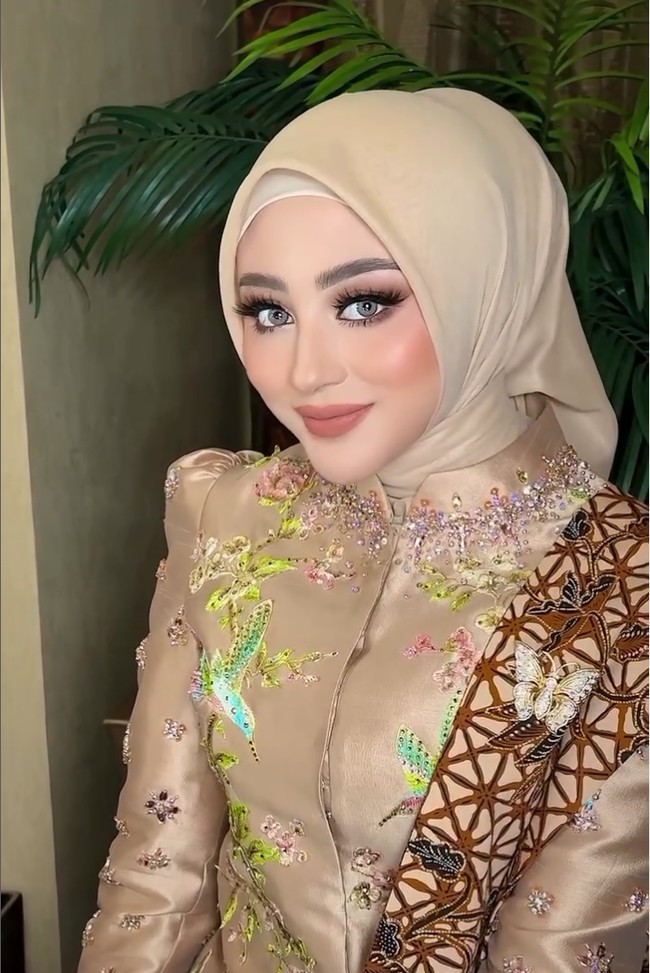 Riasan wajah soft glam hasil kreasi makeup artist Lucky Hakim mempercantik wajah blasteran Margin. Makeup fokus pada bagian mata berpalet cokelat-mauve yang diaplikasikan dengan teknik smokey eyes. Foto: Instagram/@marginw
