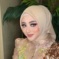 Riasan wajah soft glam hasil kreasi makeup artist Lucky Hakim mempercantik wajah blasteran Margin. Makeup fokus pada bagian mata berpalet cokelat-mauve yang diaplikasikan dengan teknik smokey eyes. Foto: Instagram/@marginw