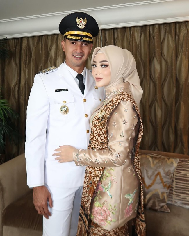 Margin mengenakan kebaya nuansa beige yang serasi dengan hijab bergaya simple. Foto: Instagram/@marginw