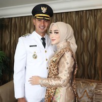 Margin mengenakan kebaya nuansa beige yang serasi dengan hijab bergaya simple. Foto: Instagram/@marginw