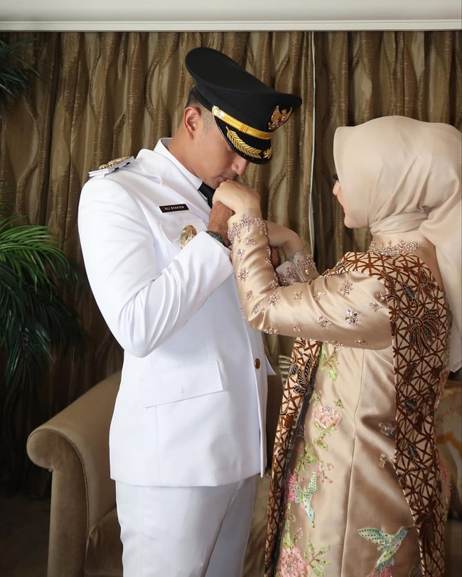 “Alhamdulillah selesai sudah rangkaian pelantikan gubernur,wakil gubernur. Bupati, wakil bupati. Walikota dan wakil walikota hari ini. Terimakasi untuk semua dukungannya dan kepercayaan nya untuk seluruh masyarakat kab bdg🥹🙏🏻🤍✨ selamat bertugas bapak bupati @dadangsupriatna dan bapak wakil bupati @alisyakieb,” tulis Margin pada caption Instagram. Foto: Instagram/@marginw