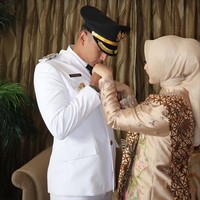 “Alhamdulillah selesai sudah rangkaian pelantikan gubernur,wakil gubernur. Bupati, wakil bupati. Walikota dan wakil walikota hari ini. Terimakasi untuk semua dukungannya dan kepercayaan nya untuk seluruh masyarakat kab bdg🥹🙏🏻🤍✨ selamat bertugas bapak bupati @dadangsupriatna dan bapak wakil bupati @alisyakieb,” tulis Margin pada caption Instagram. Foto: Instagram/@marginw