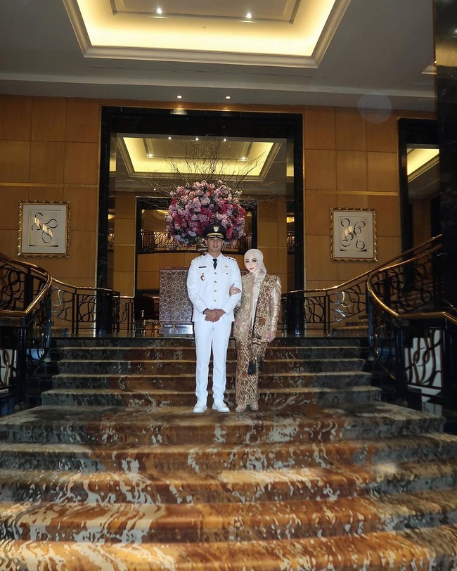 Kebaya kerah tinggi ini dipadukan dengan kain batik warna cokelat. Selendang sebagai aksen menambah anggun penampilan ibu satu anak ini. Foto: Instagram/@marginw