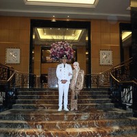 Kebaya kerah tinggi ini dipadukan dengan kain batik warna cokelat. Selendang sebagai aksen menambah anggun penampilan ibu satu anak ini. Foto: Instagram/@marginw