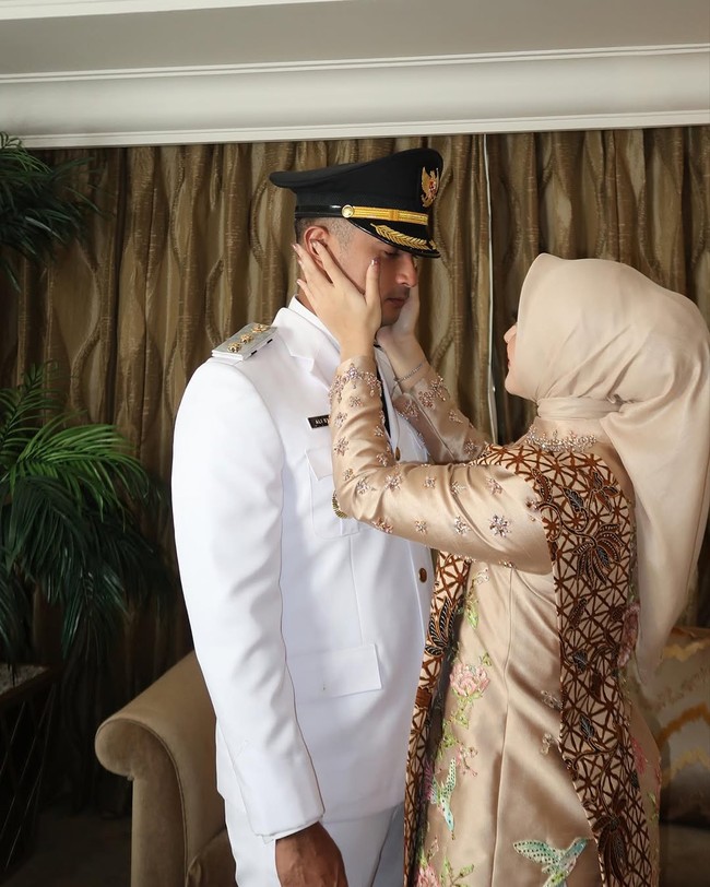 Kebaya metalik dengan aksen bordiran cantik datang dari koleksi Ayung Berinda Gallery. Foto: Instagram/@marginw