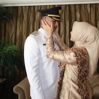 Kebaya metalik dengan aksen bordiran cantik datang dari koleksi Ayung Berinda Gallery. Foto: Instagram/@marginw