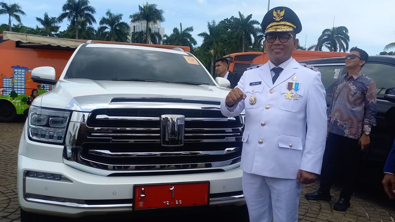 Gubernur Banten Andra Soni menggunakan mobil milik pribadi untuk kendaraan dinas.