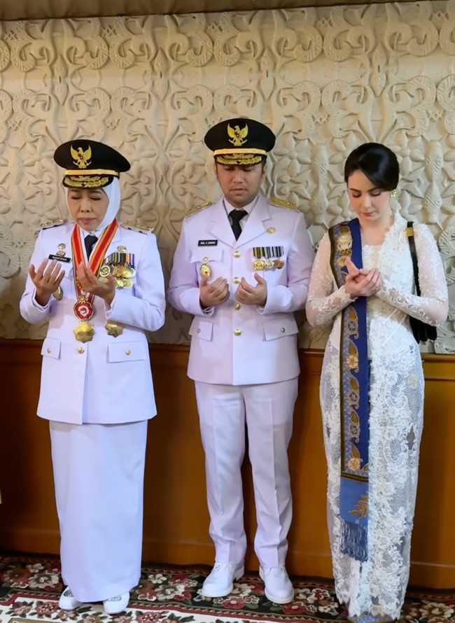 Di unggahan Instagram pribadinya, ia mengungkapkan rasa syukur dan semangatnya untuk kembali mendampingi Emil Dardak dalam mengemban amanah sebagai pemimpin Jawa Timur “Bismillahirrahmanirrahim.. Langkah baru yang akan kami jalani bersama. Untuk yang teristimewa, Jawa Timur tercinta.❤️ ,” tulis Arumi dalam unggahannya. (Foto: Instagram/@arumibachsin_94_)