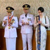 Di unggahan Instagram pribadinya, ia mengungkapkan rasa syukur dan semangatnya untuk kembali mendampingi Emil Dardak dalam mengemban amanah sebagai pemimpin Jawa Timur “Bismillahirrahmanirrahim.. Langkah baru yang akan kami jalani bersama. Untuk yang teristimewa, Jawa Timur tercinta.❤️ ,” tulis Arumi dalam unggahannya. (Foto: Instagram/@arumibachsin_94_)