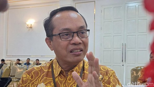 Asisten I Setda Kota Mataram Lalu Martawang saat diwawancarai di Pendopo Wali Kota Mataram, Kamis (20/2/2025).