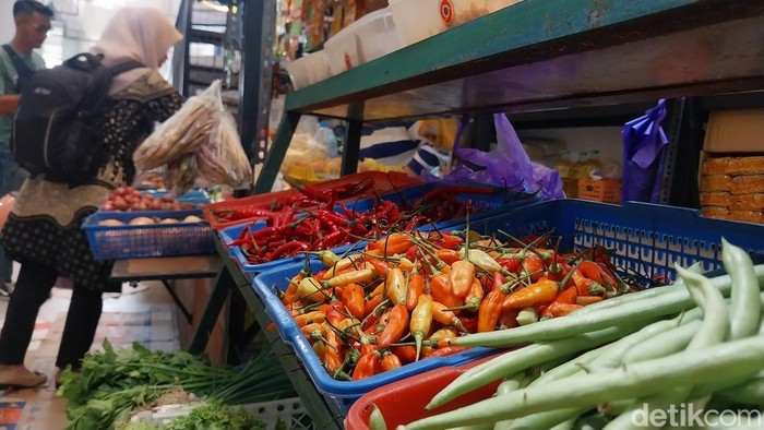 Bahan pokok di Pasar Induk Among Tani Kota Batu.