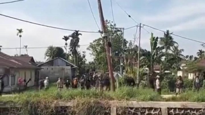 Bentrokan antar warga pecah di Sorong hingga menyebabkan 4 polisi luka.