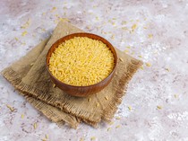 Menabur Beras Kuning untuk Apa? Ini Sederet Mitosnya