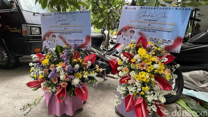 Berkah pengerajin karangan bunga di lamongan saat pelantikan bupati dan wakil bupati Berkah pengerajin karangan bunga di lamongan saat pelantikan bupati dan wakil bupati