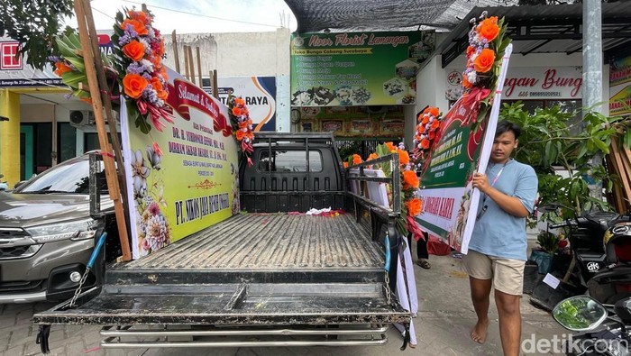 Berkah pengerajin karangan bunga di lamongan saat pelantikan bupati dan wakil bupati