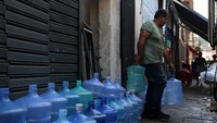 Peringatan Panas 4 diaktifkan saat suhu antara 40 derajat celcius dan 44 derajat celcius diperkirakan akan bertahan setidaknya selama tiga hari. Panas yang memicu krisis air membuat warga mulai bergantung pada air galon.