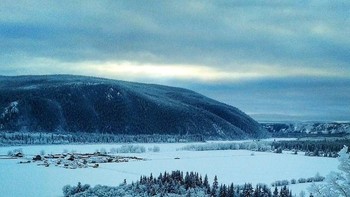 Fort Selkirk, Yukon, Kanada. Pada 1950, lokasi ini sempat ditinggal sempat dibiarkan tidak berpenghuni karena suhunya yang sangat dingin. Januari merupakan bulan terdingin di tempat yang tidak memiliki akses jalur darat tersebut. Suhu terendah yang tercatat di Fort Selkirk adalah -58 derajat Celsius. (Foto: Instagram/@philip1oo1)  